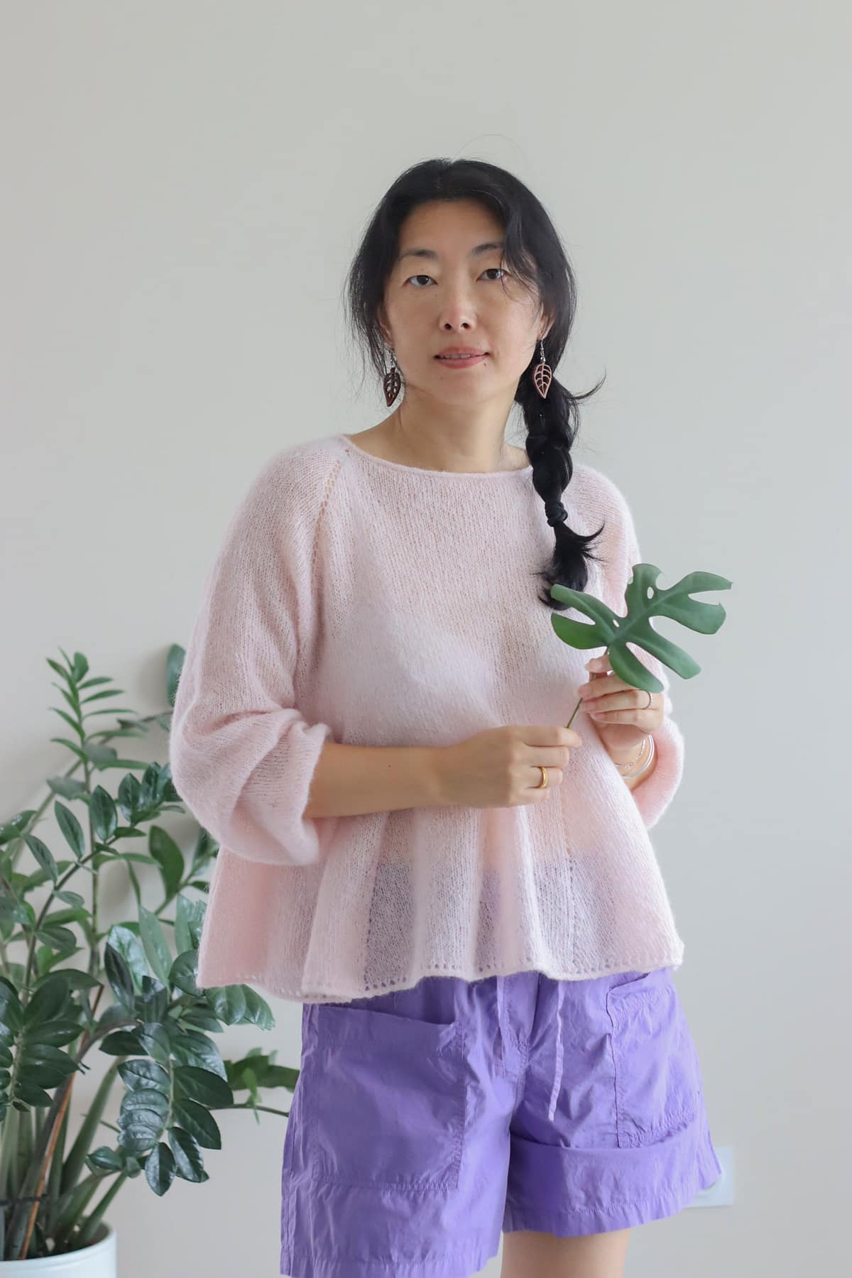 Femme portant le pull Lyue tricoté en coton blanc – patron PDF pour tricoteuses